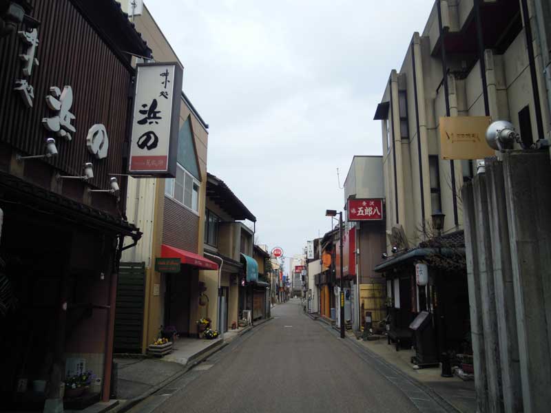 金沢木倉町（きぐらまち）通り飲食街左「味処浜の」「カフェ　オーヘンリー」　右「割烹五郎八」